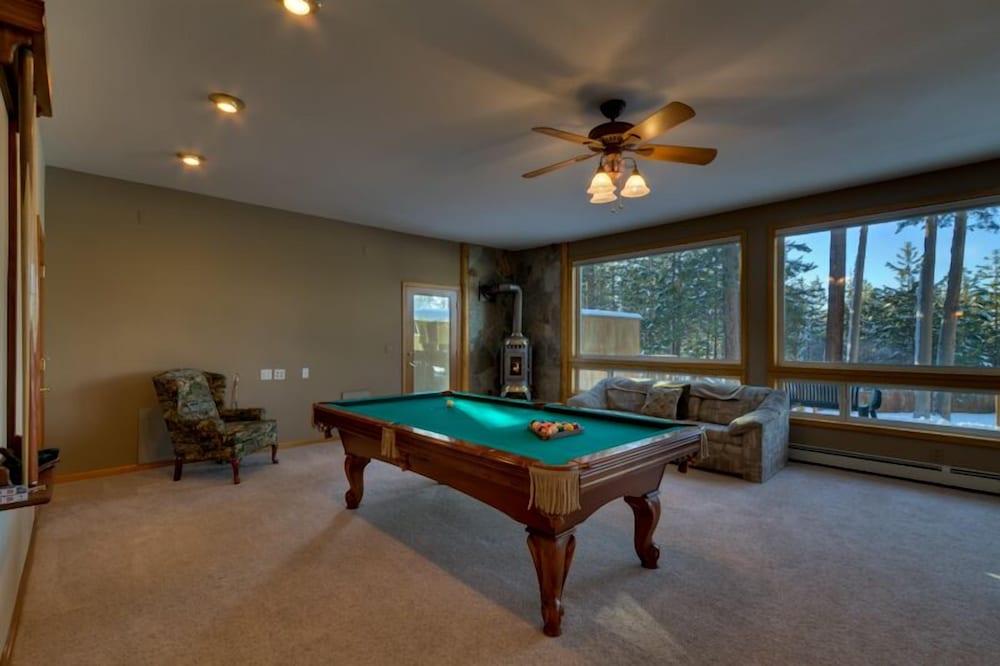 716 Lakeview Ave - Billiards