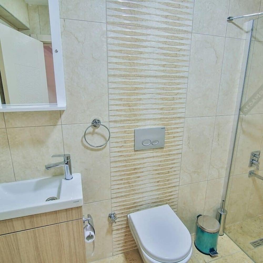 سيساموس بانسيون - Bathroom Shower