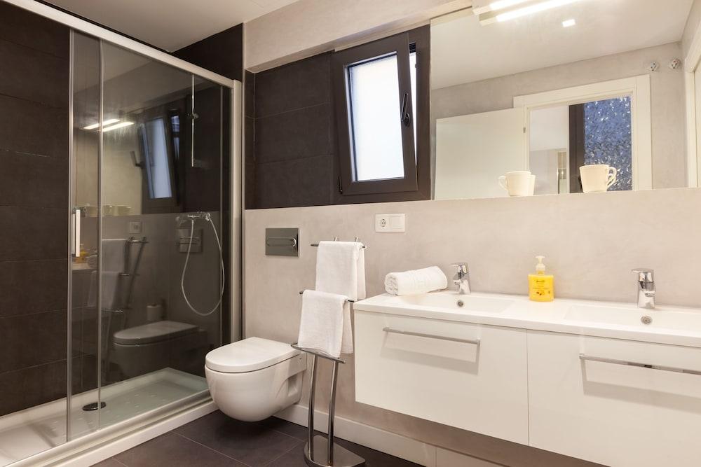 Akira Flats Urgell Apartment - Bathroom