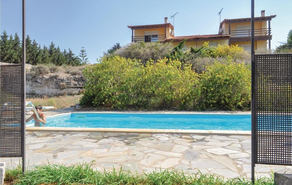 Stunning Home in Korinthos With 3 Bedrooms and Outdoor Swimming Pool - null