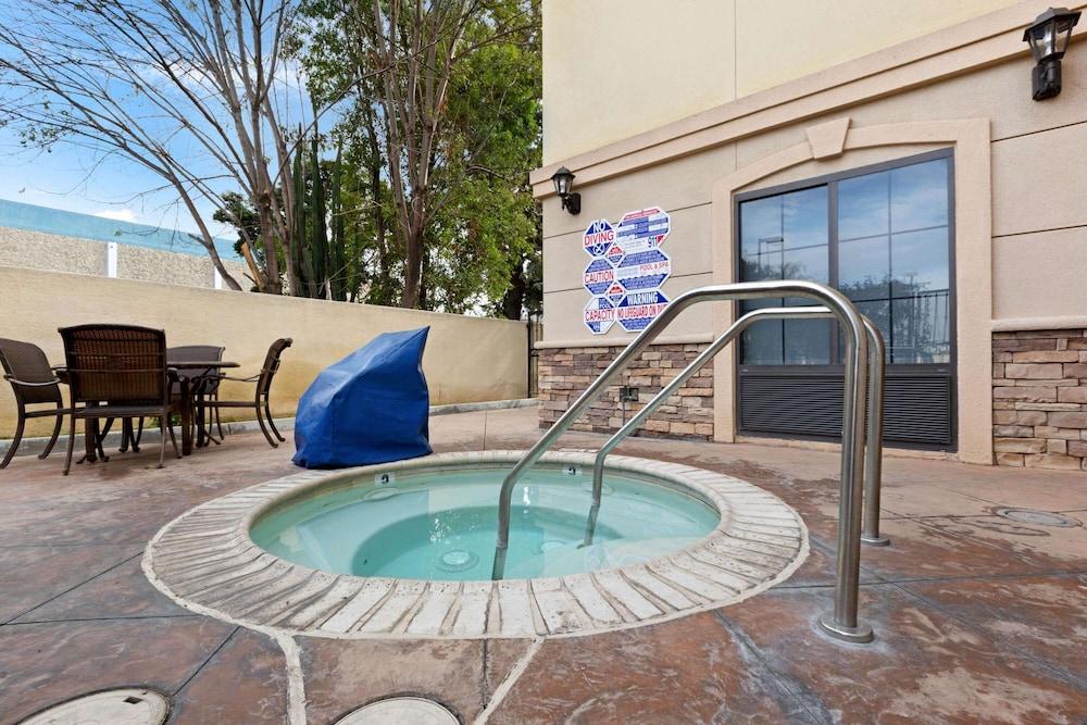 La Quinta Inn & Suites by Wyndham NE Long Beach/Cypress - Outdoor Spa Tub