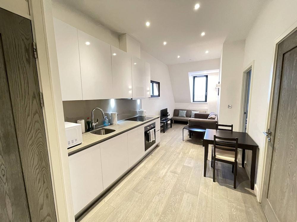 Stunning 1-bed Deluxe Apartment in Slough - Featured Image