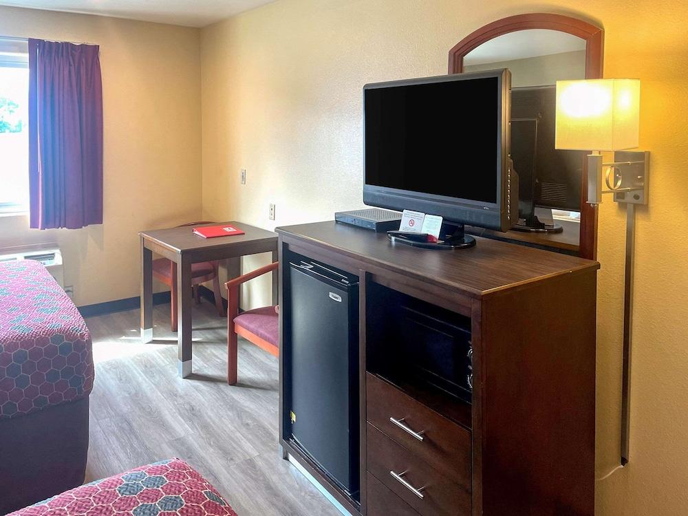 Econo Lodge Inn & Suites - Room