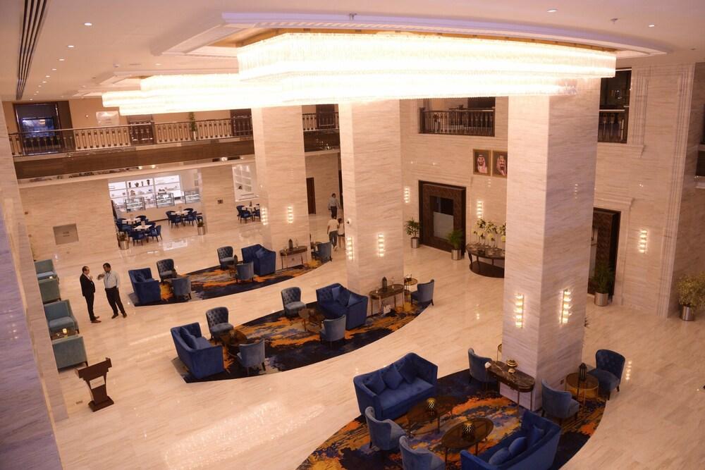 Warwick Al Khobar - Lobby Sitting Area
