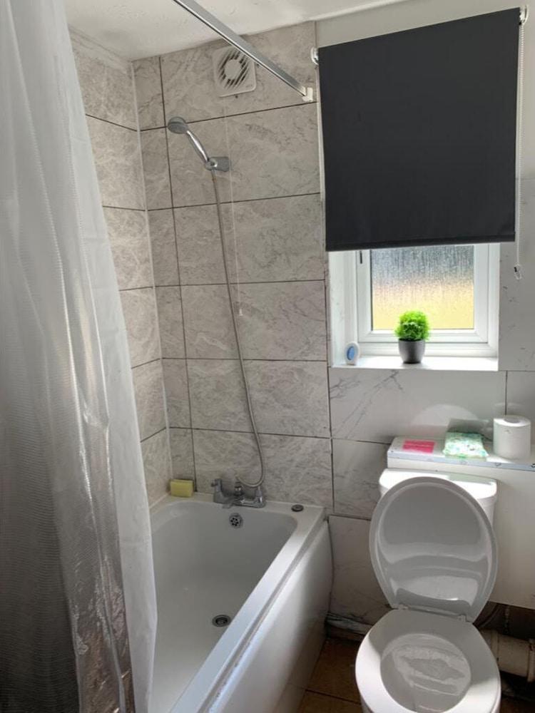 Stunning 1 Bedroom Apartment in Dagenham - Bathroom