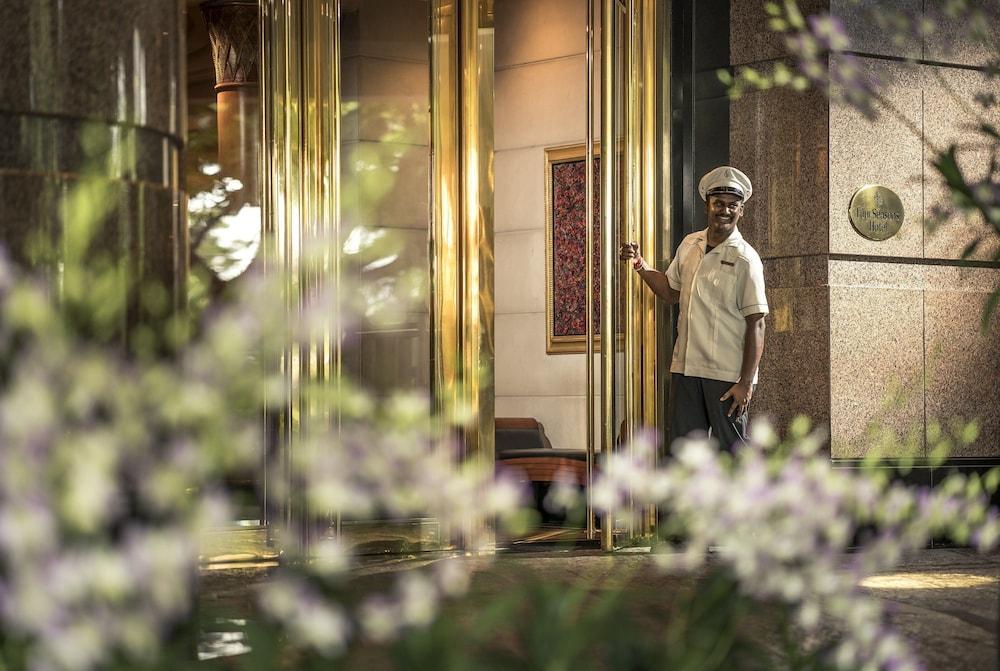 Four Seasons Hotel Singapore - Exterior