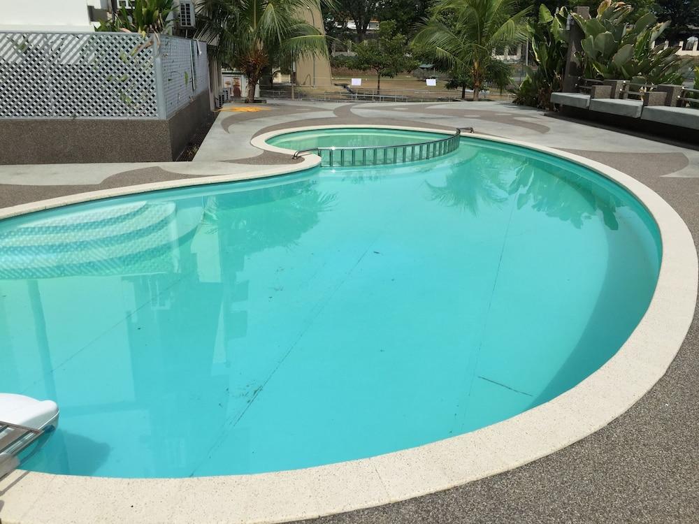 International House - Pool