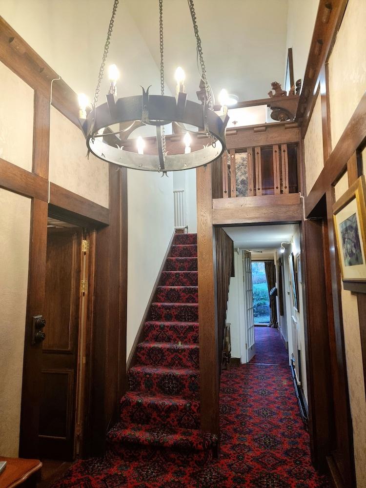 Collaven Manor Hotel - Interior Entrance