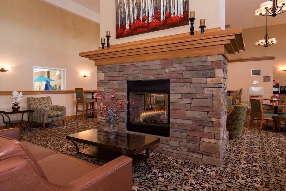 White River Inn and Suites - Lobby Sitting Area