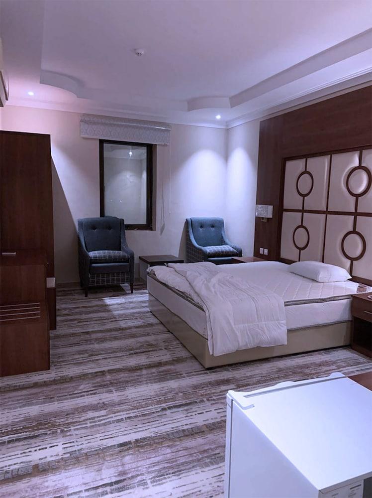 Ghoroub Al Shams Furnished Apartments - Room