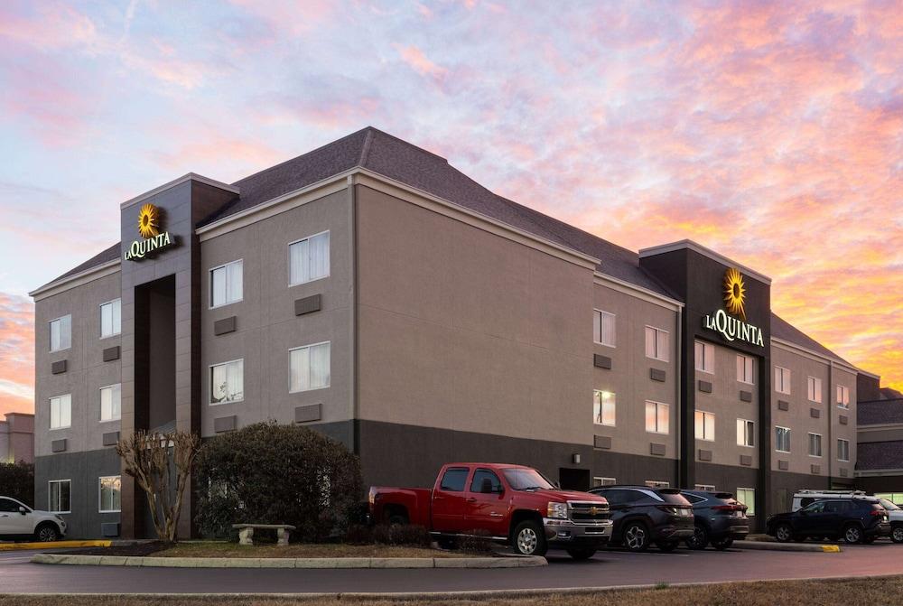 La Quinta Inn & Suites by Wyndham Knoxville Airport - Featured Image