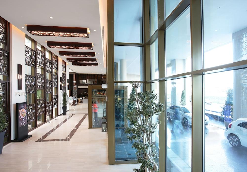 Metropolitan Hotel Dubai - null