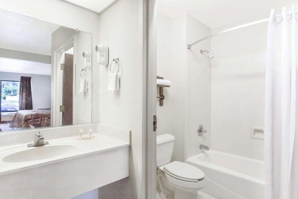 Brentwood Inn & Suites - Bathroom
