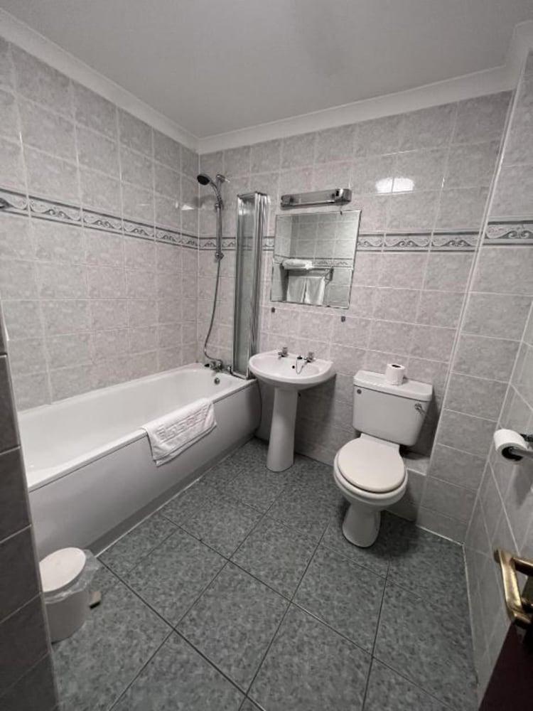 OYO Lochway Hotel - Bathroom