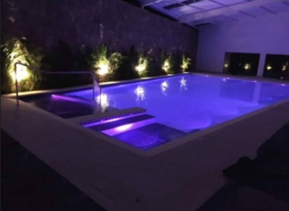 هوتل إستينسيا سانتا مونيكا - Indoor Pool
