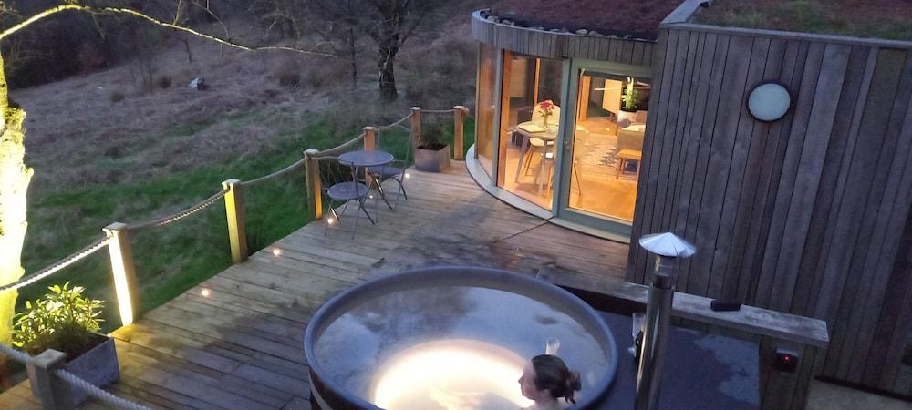 Luxury and Peaceful 1-bed Roundhouse With Hot Tub - Featured Image
