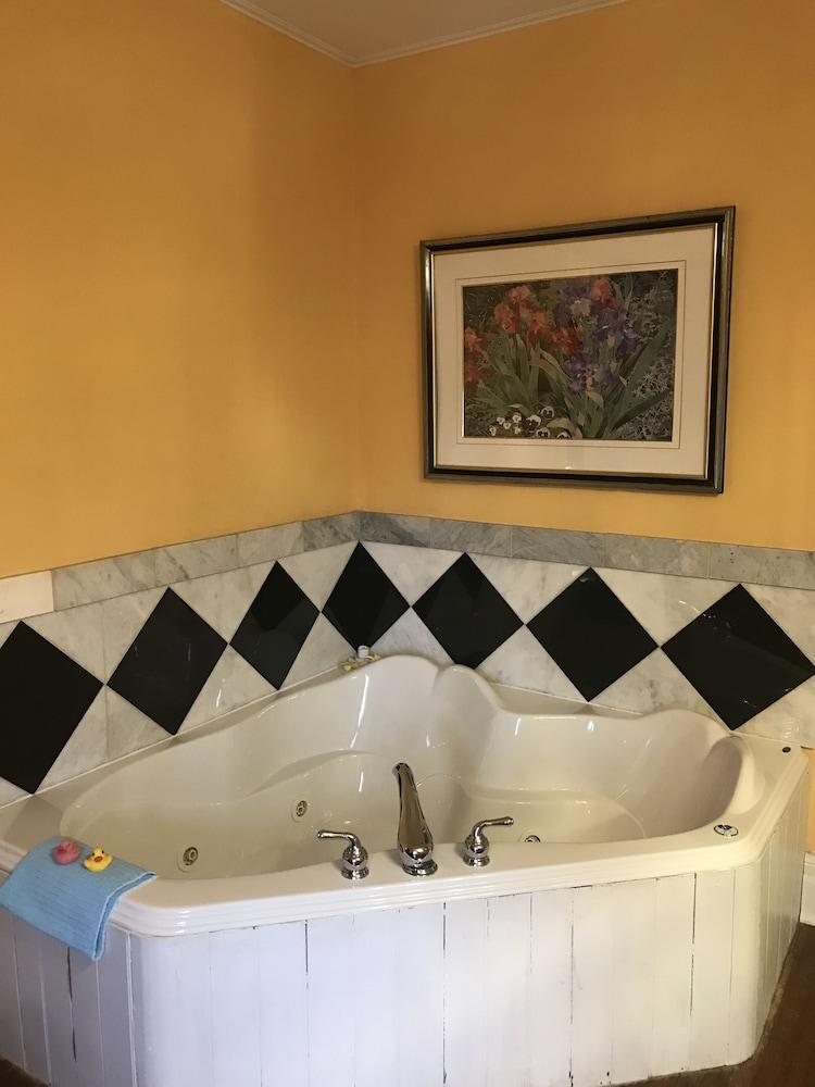 A Moment in Time Bed & Breakfast - Private Spa Tub