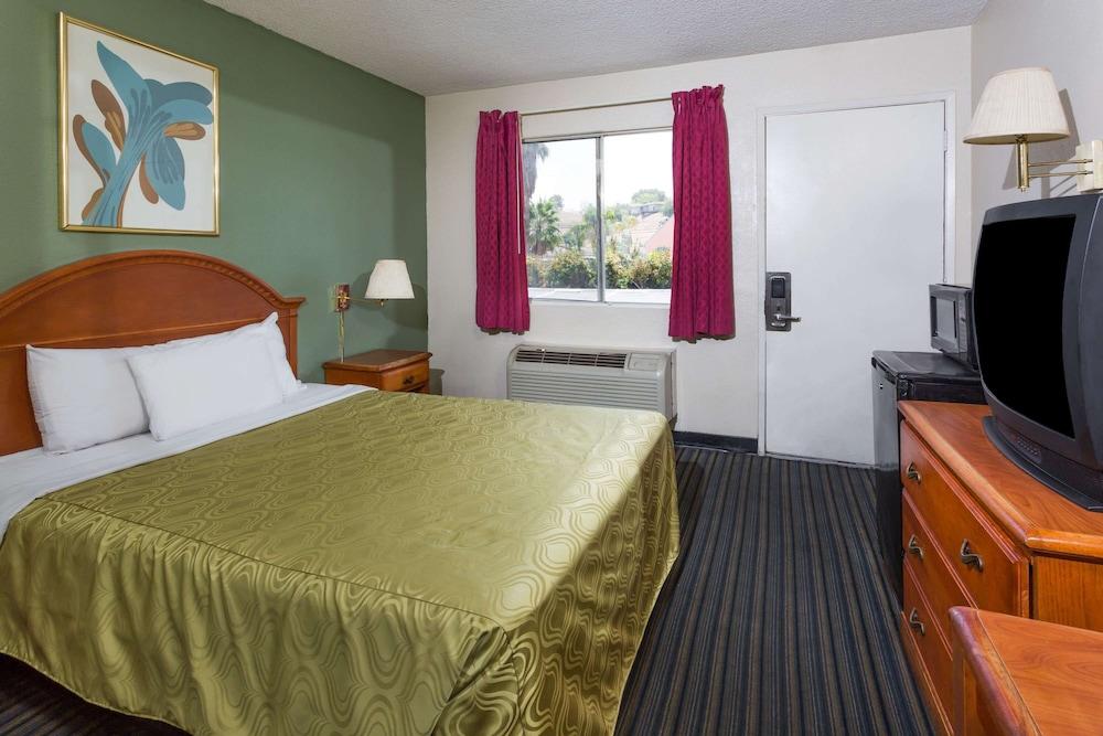 Days Inn by Wyndham San Bernardino - Room