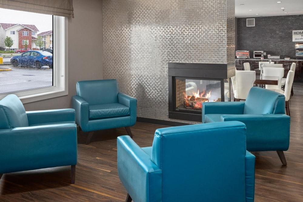 Home Inn and Suites Regina Airport - Lobby