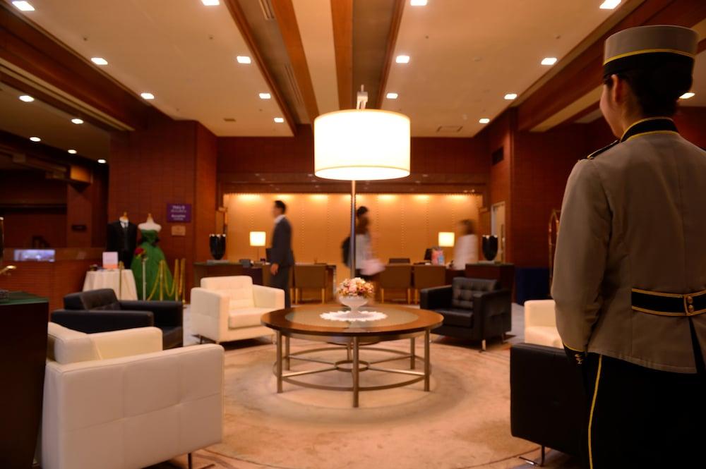 Hotel Okura Sapporo - Lobby Sitting Area