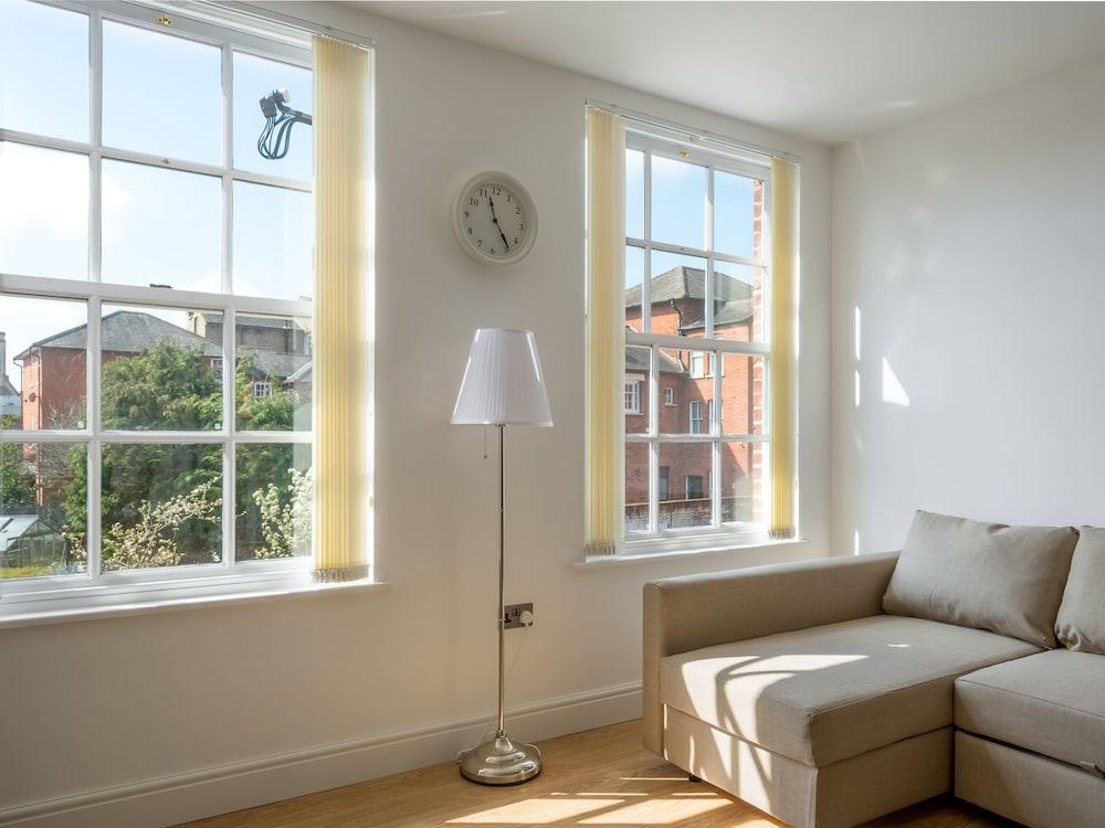 Luxurious 2 Bed Apartment in Central Bedford - Living Room