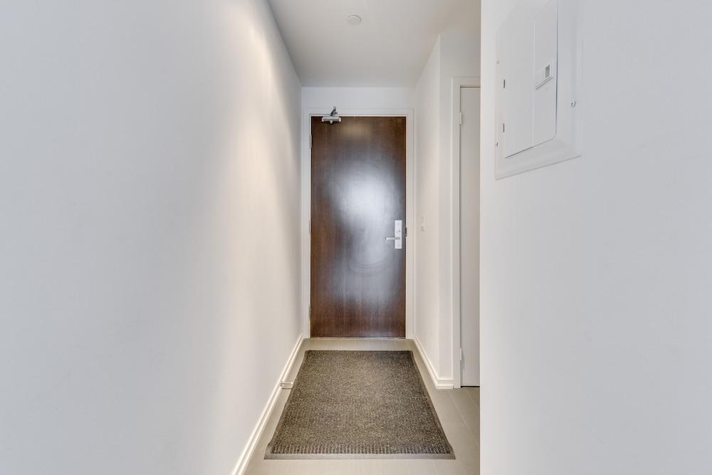 Trendy 2BR Condo in King East Great View - Interior Entrance