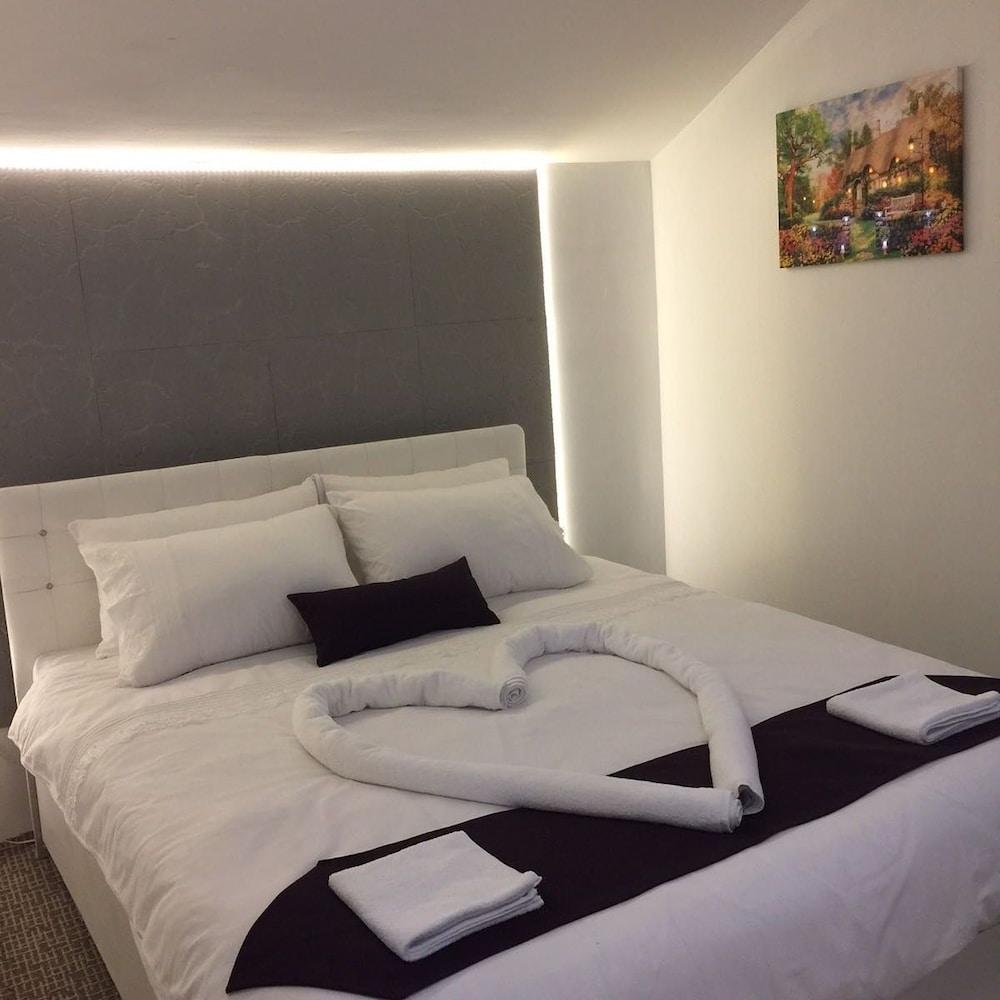 White Suite & Apartments - Room