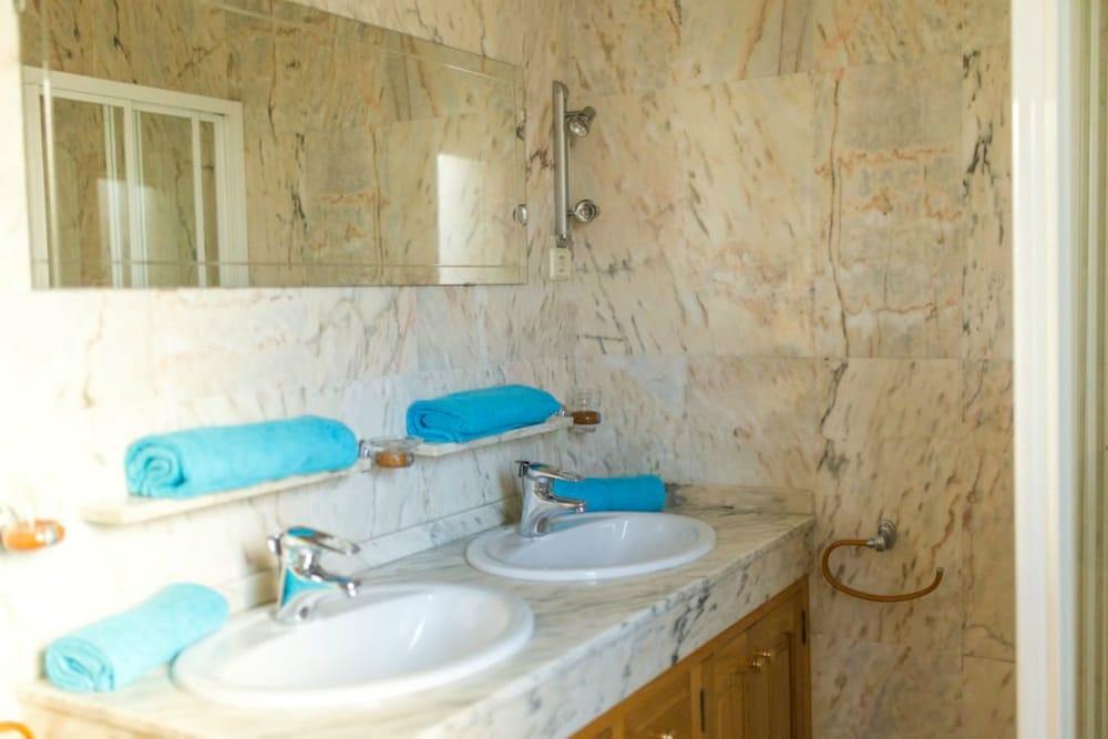 Villa Luxury Puerto Marina - Bathroom Sink