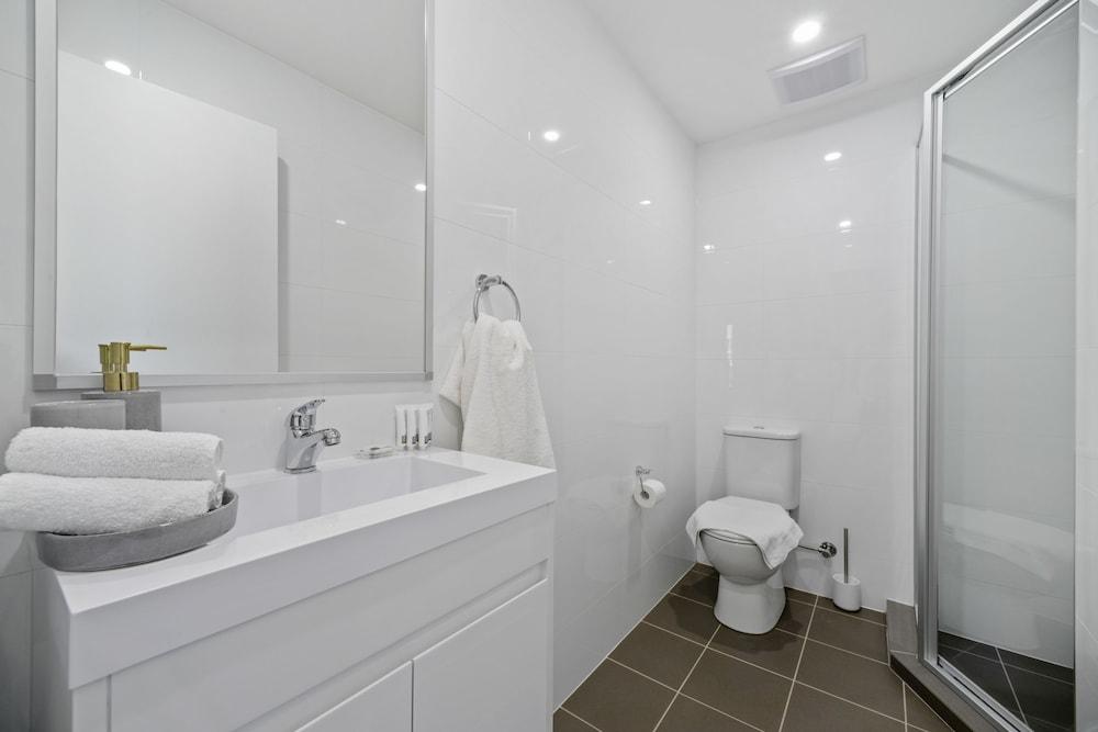 Modern and Spacious Resort-Style Home - Bathroom