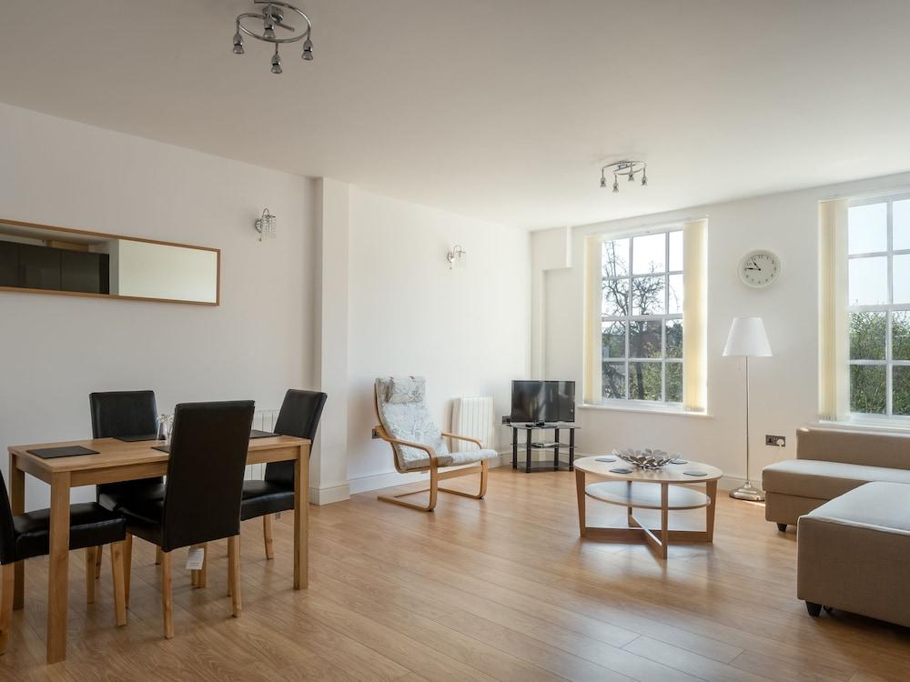 Luxurious 2 Bed Apartment in Central Bedford - Living Room