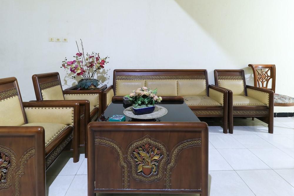 Guest House Samarinda - Lobby Sitting Area
