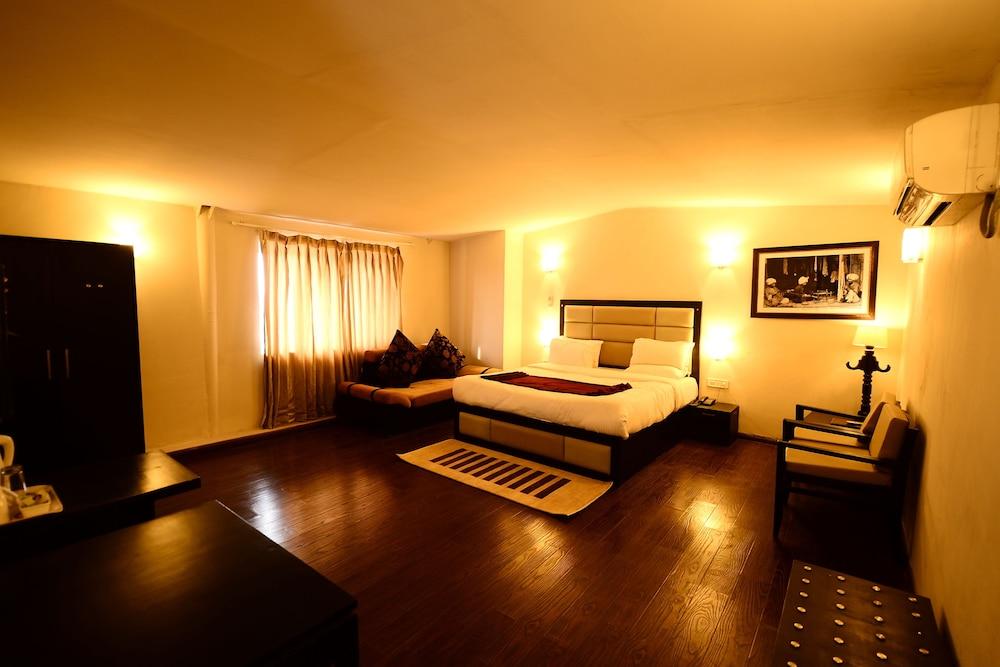 Hotel Aksa Srinagar - Featured Image