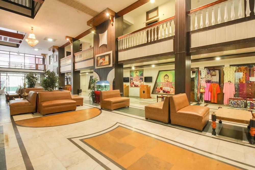 Dynasty Resort - Lobby Sitting Area