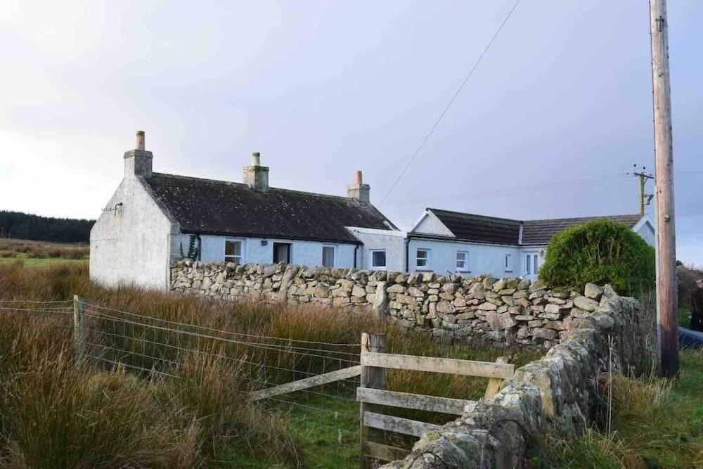 Quaint and Quirky Cottage in Port Ellen - Featured Image