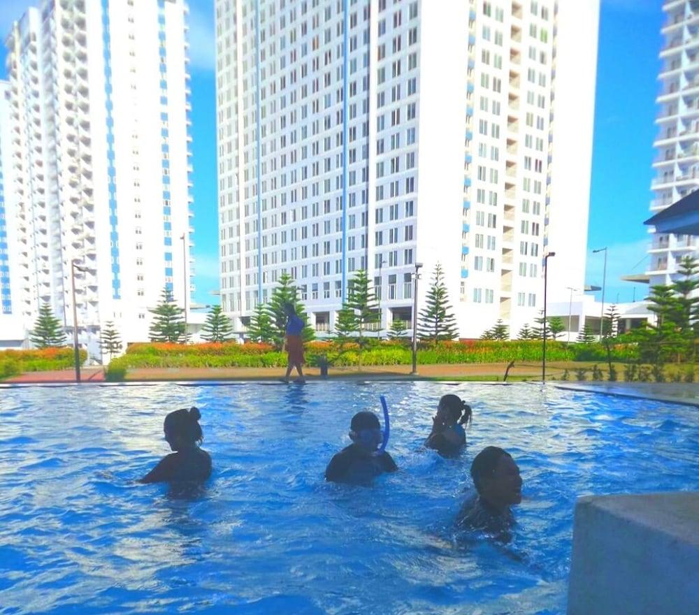 HomeStay at Wind Residences - Outdoor Pool