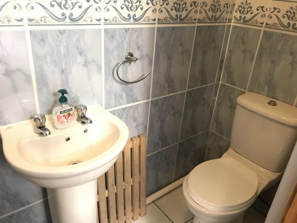Bryn Glo - Bathroom