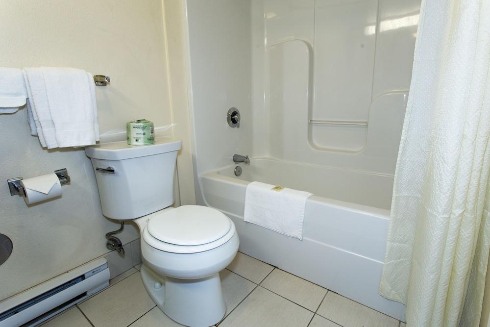The Liberty Lodge Williamsport - Bathroom