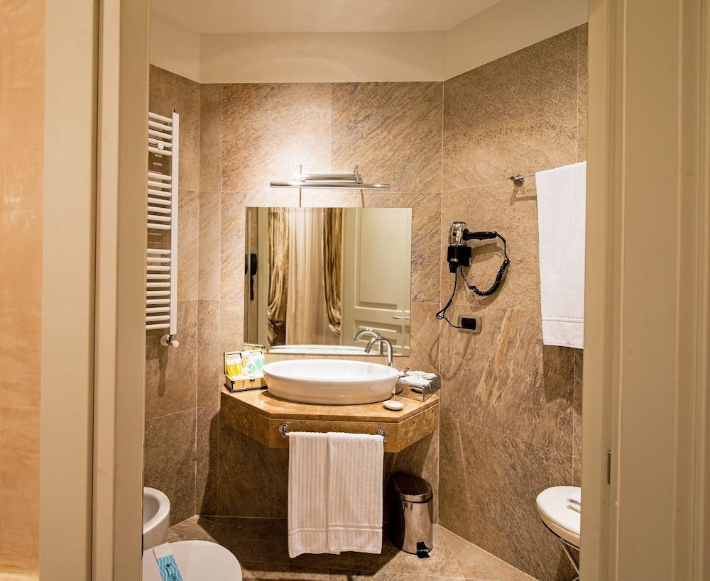 Barocco Apartments - Bathroom
