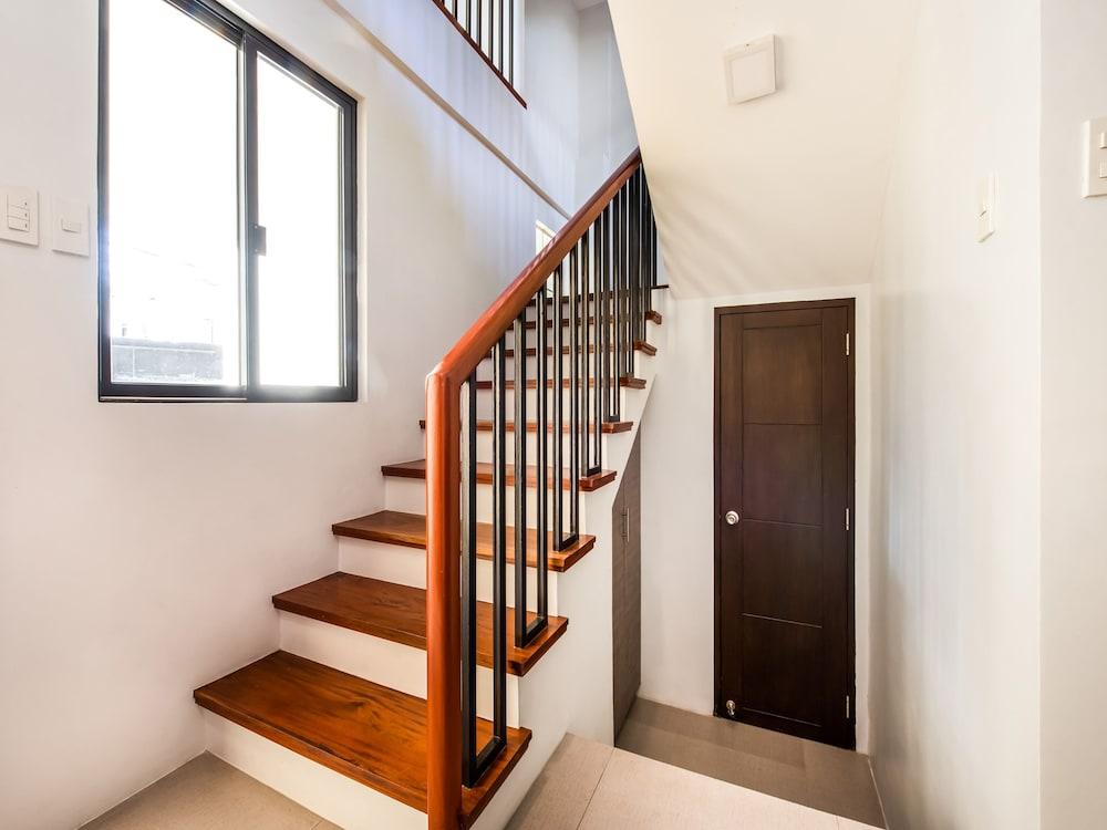 OYO 507 Terran Suites - Staircase