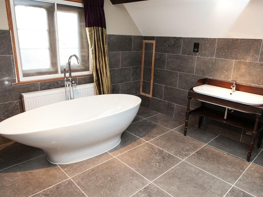 Dodleston Manor - Bathroom