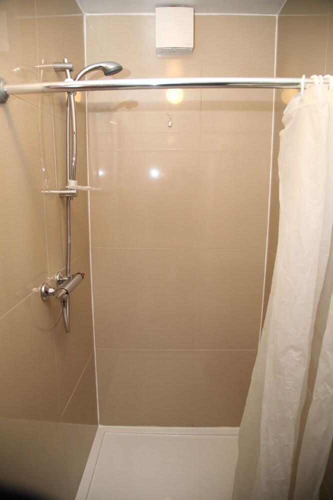 Southseaa Inn - Bathroom Shower
