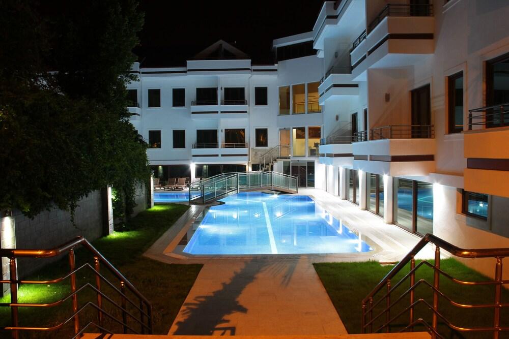 Malahit Exclusive City Hotel - Outdoor Pool