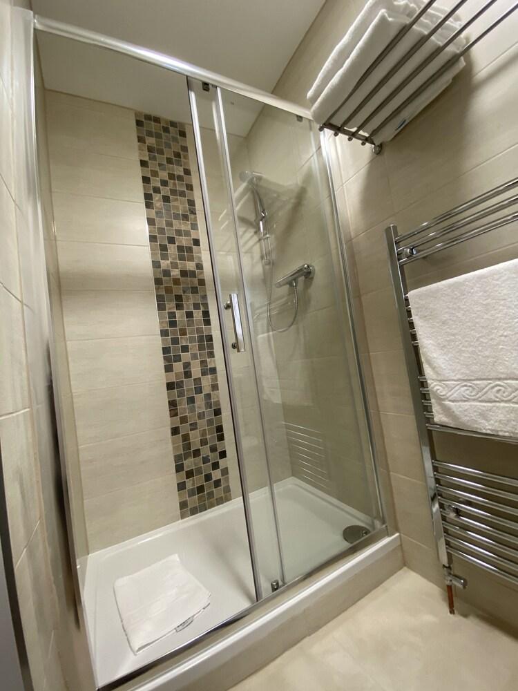 The Fordham Inn - Bathroom Shower