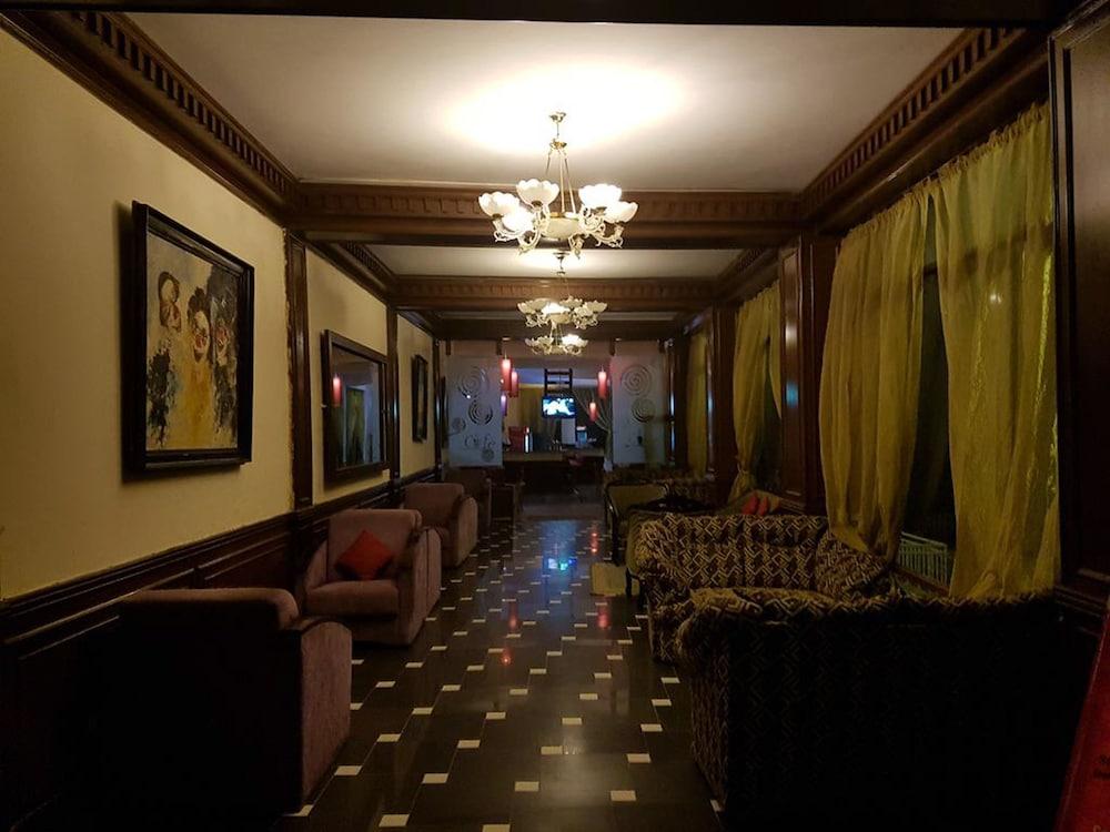 Le Grand Murree - Lobby Lounge