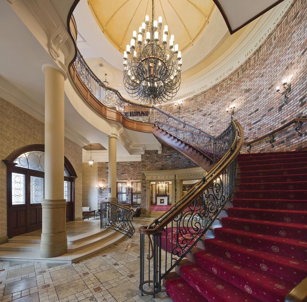 Canal Court Hotel - Interior Entrance