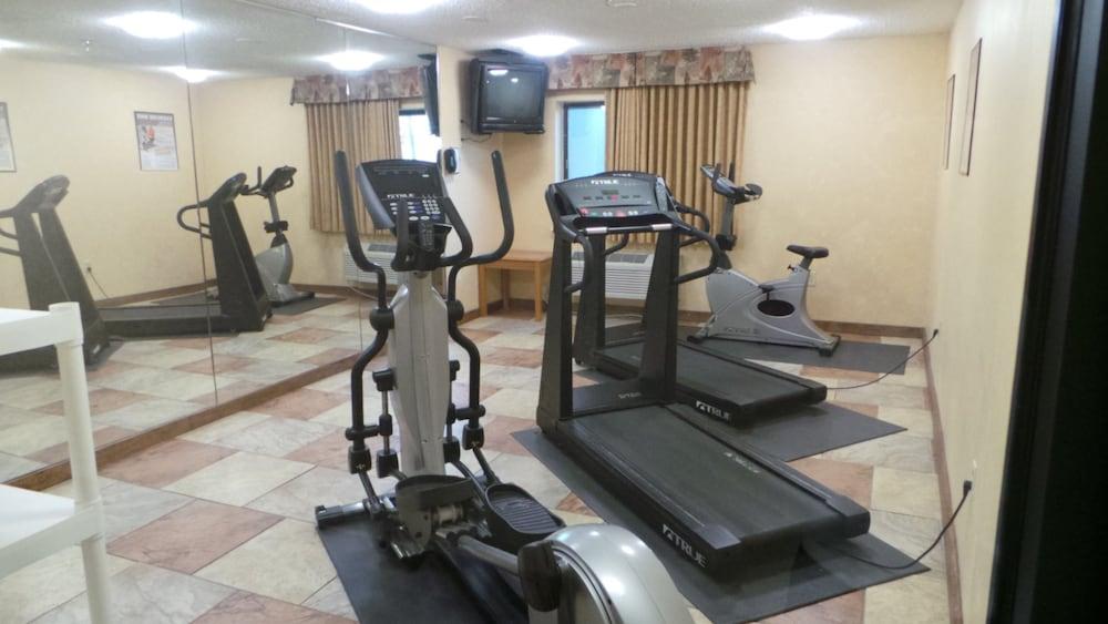 Baymont by Wyndham Arlington At Six Flags Dr - Fitness Facility