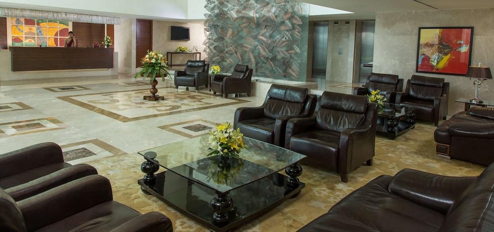 Radisson Blu Hotel Ahmedabad - Lobby