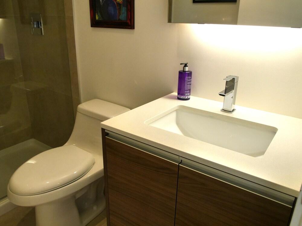 Luxury 2BR Condo in Popular Queen West - Bathroom