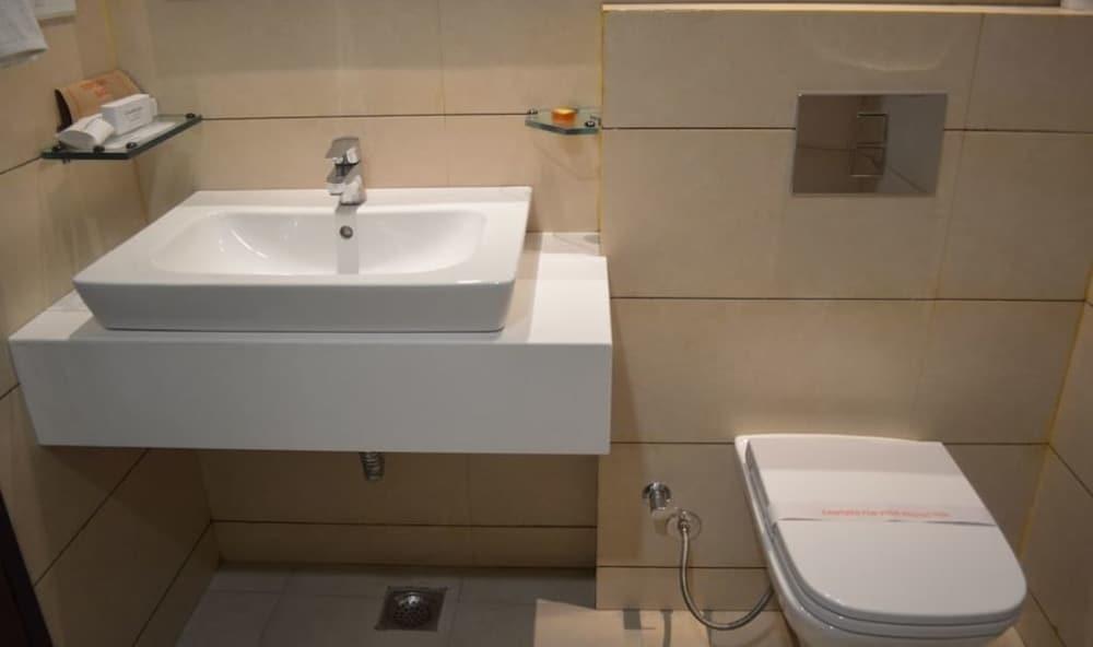 Country Inn Amritsar - Bathroom