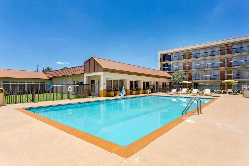 Quality Inn & Suites Baton Rouge West – Port Allen - Pool